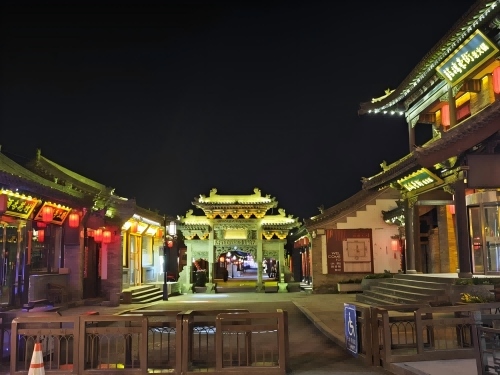 道歉公告發(fā)布后，凌晨5時(shí)的古城。人民網(wǎng)記者 黃鈺攝