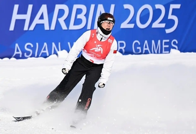 2月9日，徐夢(mèng)桃在完成動(dòng)作后慶祝。新華社記者 夏一方攝