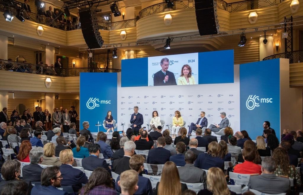 2024年2月18日，慕安會(huì)主席克里斯托夫·霍伊斯根（中左二）在德國(guó)慕尼黑舉行的第60屆慕尼黑安全會(huì)議上發(fā)表閉幕致辭。新華社記者 張帆 攝
