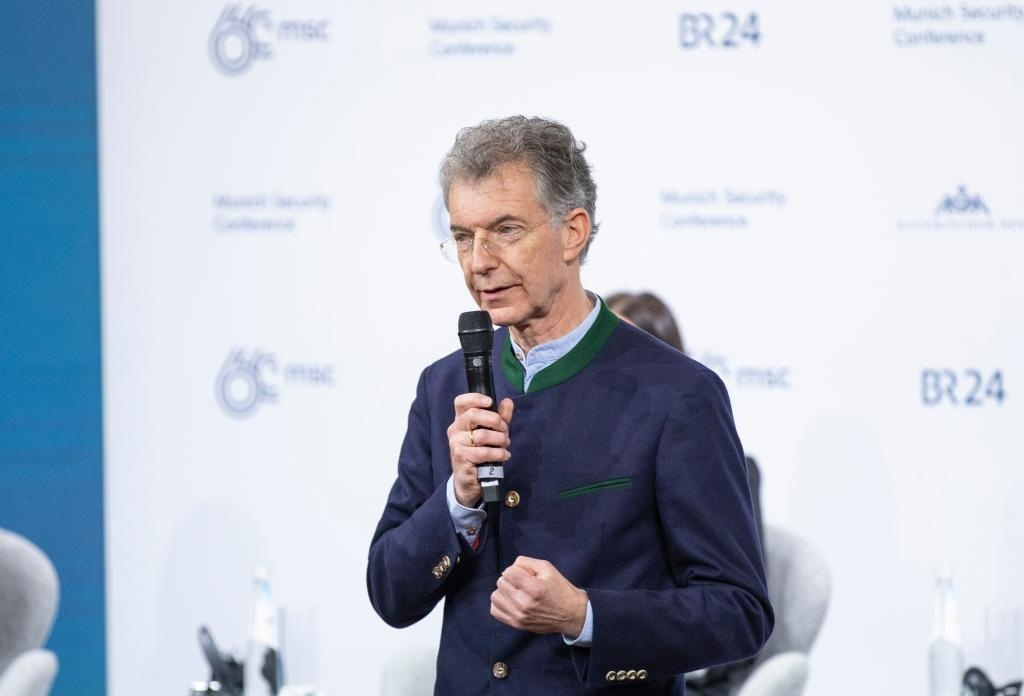 2024年2月18日，慕安會(huì)主席克里斯托夫·霍伊斯根在德國(guó)慕尼黑舉行的第60屆慕尼黑安全會(huì)議上發(fā)表閉幕致辭。新華社記者 張帆 攝