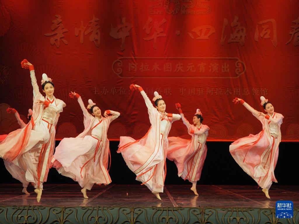 2月11日，在哈薩克斯坦阿拉木圖的阿拜國家歌劇和芭蕾舞劇院，中國演員表演舞蹈《元日霓裳》。新華社記者 趙宇 攝