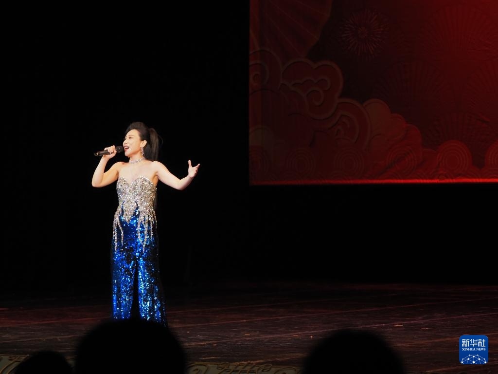 2月11日，歌手在哈薩克斯坦阿拉木圖的阿拜國家歌劇和芭蕾舞劇院演唱歌曲。新華社記者 趙宇 攝