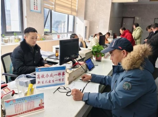 市民在 “高效辦成一件事” 窗口辦理業(yè)務(wù)。彭雪松攝