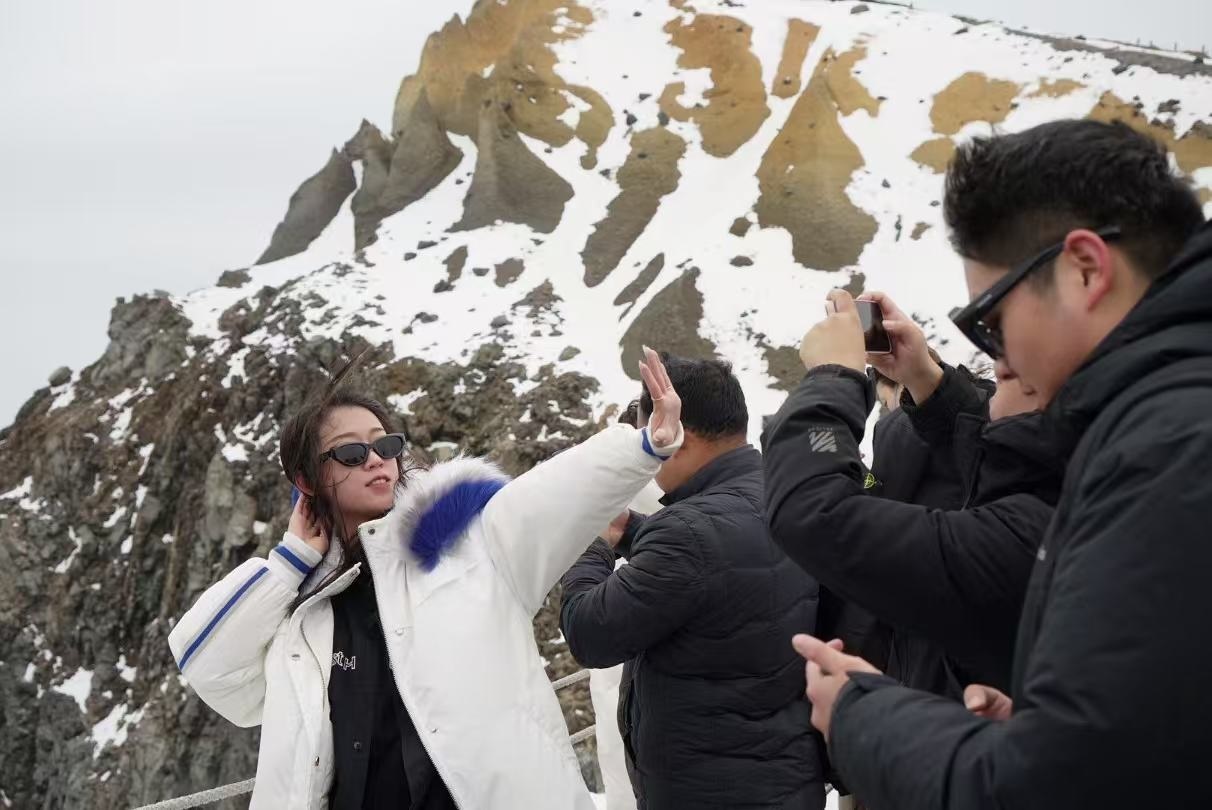 長白山天池旁游客拍照留念。人民網(wǎng) 皇甫萬里攝