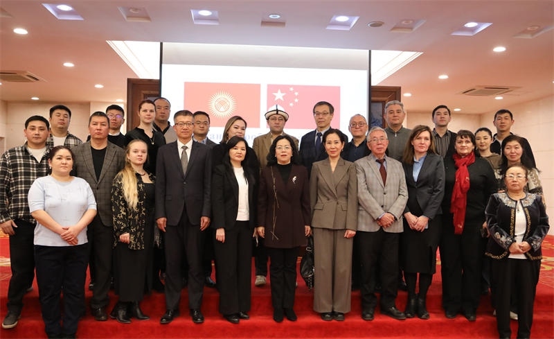 與會(huì)人員合影。中國(guó)駐吉爾吉斯斯坦使館供圖