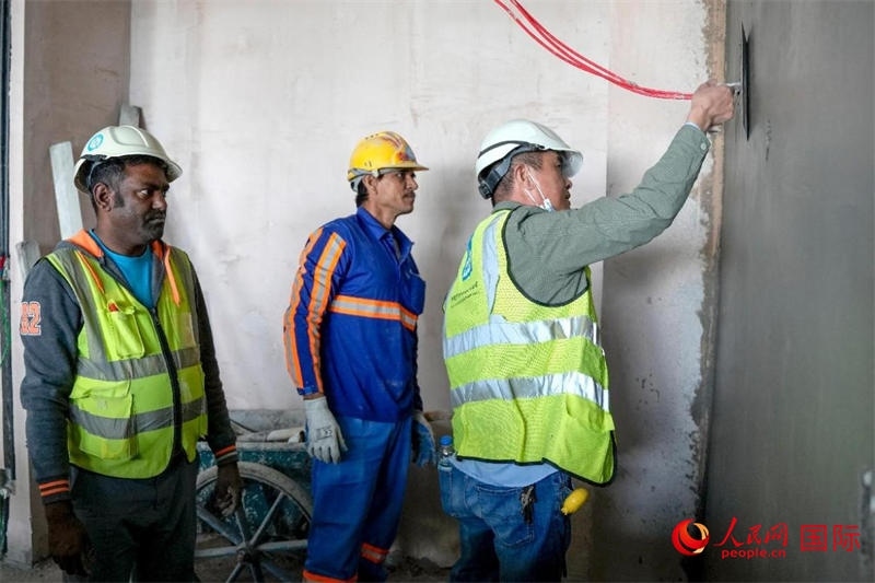 抹灰。人民網(wǎng)塔里克·易卜拉欣攝