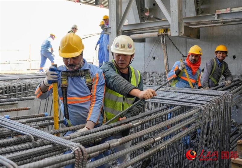 扎鋼筋。人民網(wǎng)塔里克·易卜拉欣攝