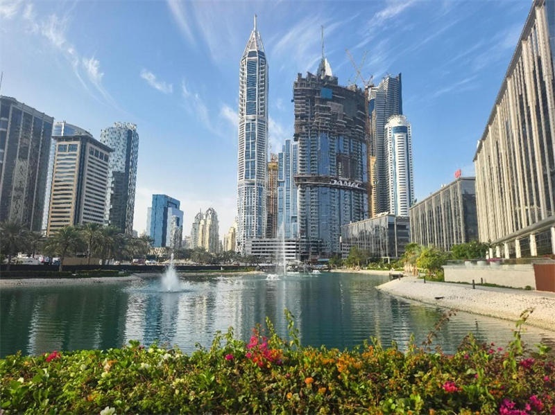 正在建設(shè)中的卡瓦利卡薩高層住宅項目（圖中有腳手架建筑）。 中建中東供圖 