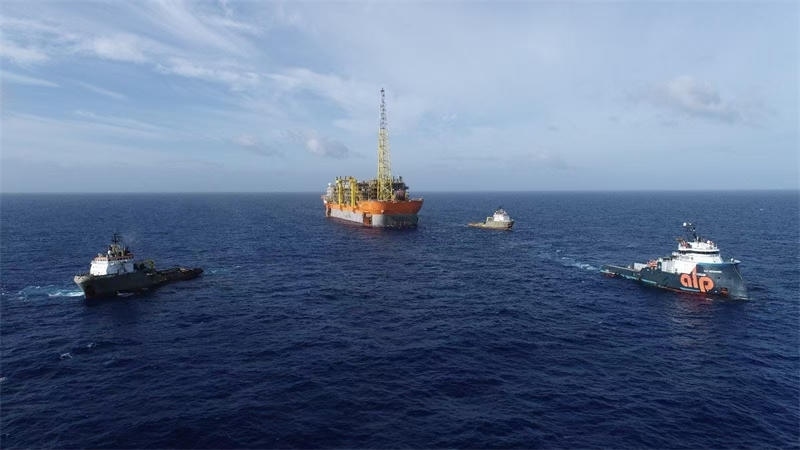 布濟烏斯七期項目浮式生產(chǎn)儲卸油裝置抵達油田區(qū)域。巴西國家石油公司供圖