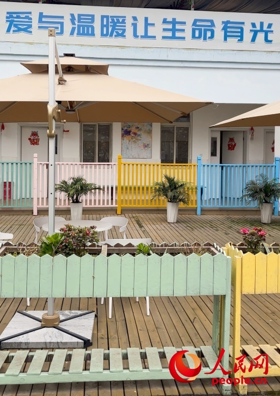 為讓“老小孩”住著開心，南泉鎮(zhèn)衛(wèi)生院設(shè)計(jì)成幼兒園風(fēng)格。人民網(wǎng) 陳葉欣攝