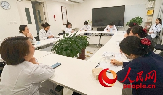 交班會(huì)上，海淀醫(yī)院安寧療護(hù)團(tuán)隊(duì)討論患者和家屬需求。人民網(wǎng)記者 金慧慧攝