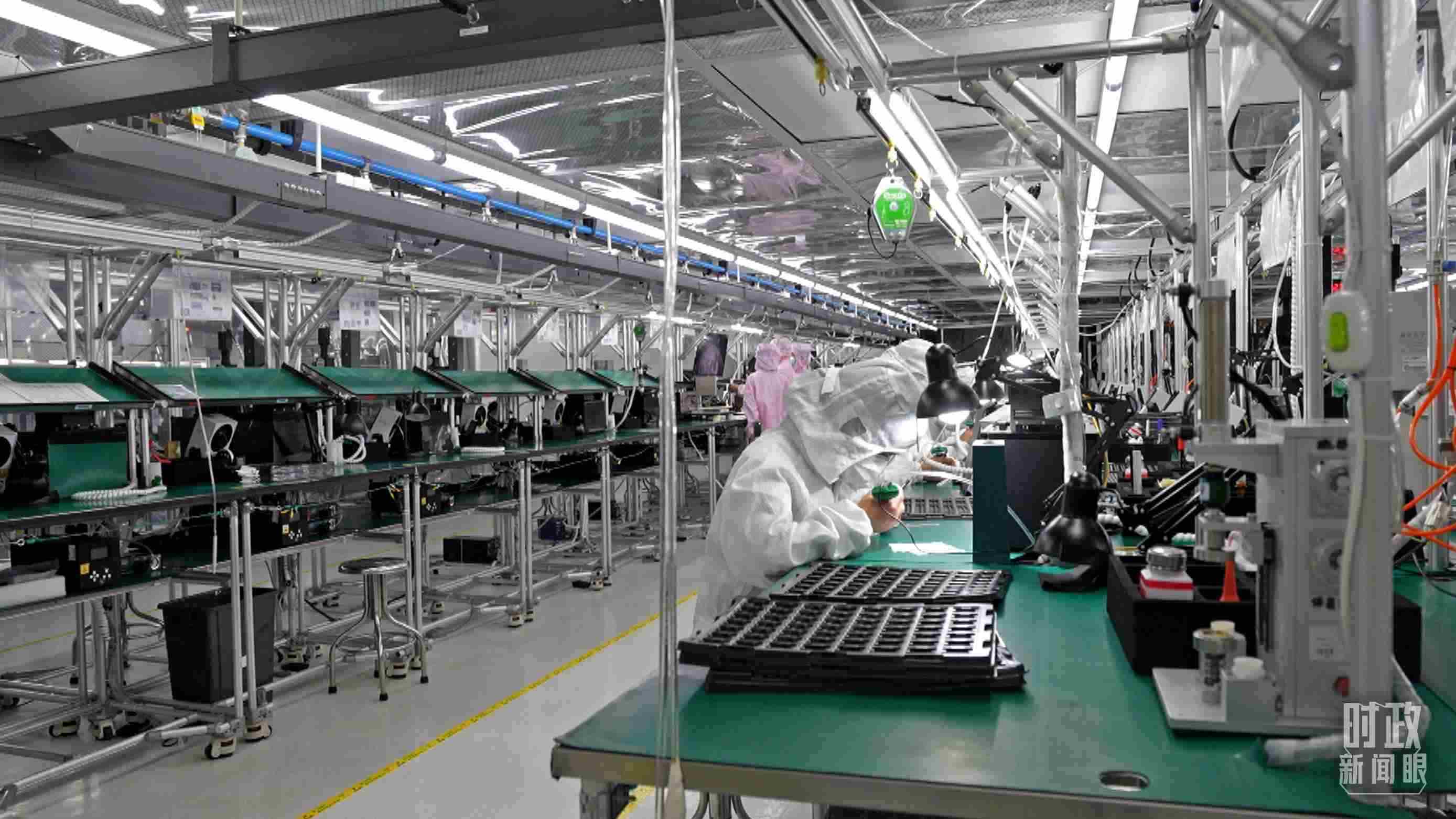 △四川省宜賓市極米光電有限公司的無(wú)塵車(chē)間光機(jī)組裝線。（總臺(tái)央視記者范學(xué)禹拍攝）