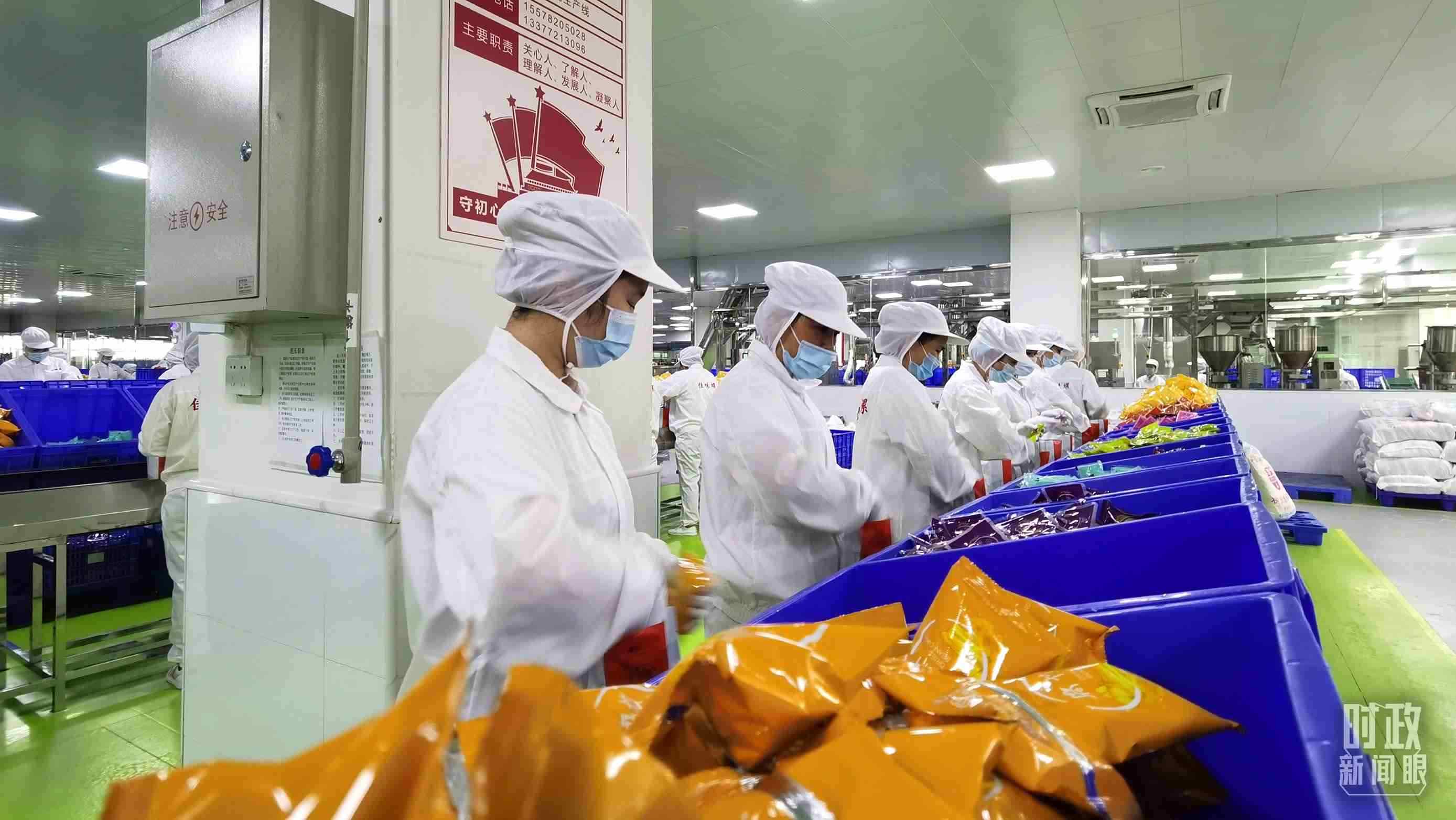 △廣西柳州螺螄粉配料包生產(chǎn)線。（總臺(tái)央視記者郭鴻拍攝）