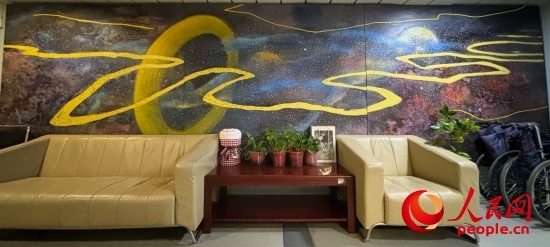 清華長(zhǎng)庚醫(yī)院掛著一幅名為“生命長(zhǎng)河”的畫(huà)，家屬將離世親人的名字寫(xiě)在上面。人民網(wǎng) 陳葉欣攝