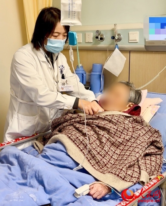 廖澤燕為張婆婆聽(tīng)診。人民網(wǎng)記者 金慧慧攝