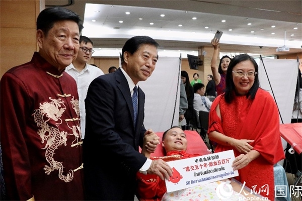 韓志強(qiáng)大使與獻(xiàn)血者代表合影。朱瀟逸攝