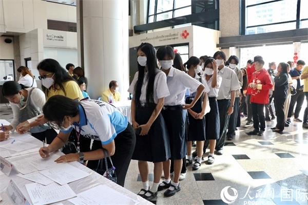 獻(xiàn)血者排隊(duì)填寫(xiě)報(bào)名表。朱瀟逸攝