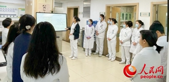 華西第四醫(yī)院姑息醫(yī)學(xué)科交班會(huì)上，護(hù)士介紹患者情況。人民網(wǎng)記者 金慧慧攝