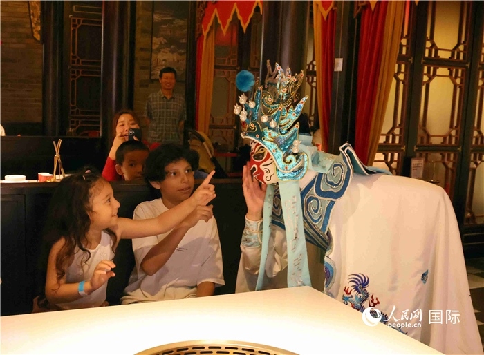 迪拜火鍋店里的川劇變臉表演。 人民網(wǎng)記者 管克江攝