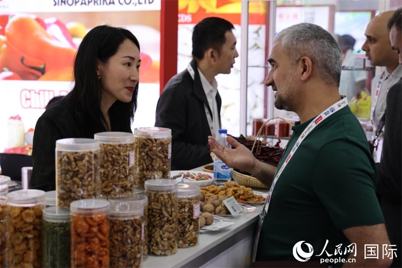 中外商家在第三十屆海灣食品展上交流。人民網(wǎng)記者 張志文攝
