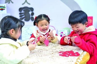 圖為孩子們在老師指導(dǎo)下制作蛇年主題剪紙。 新華社記者 徐昱攝