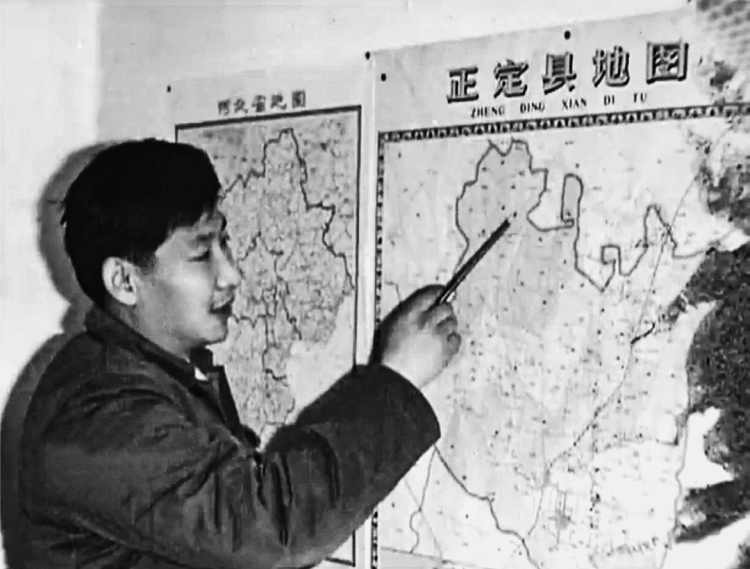 習(xí)近平在辦公室地圖前謀劃正定的發(fā)展。（圖源：《讓群眾過(guò)上好日子——習(xí)近平正定足跡》）
