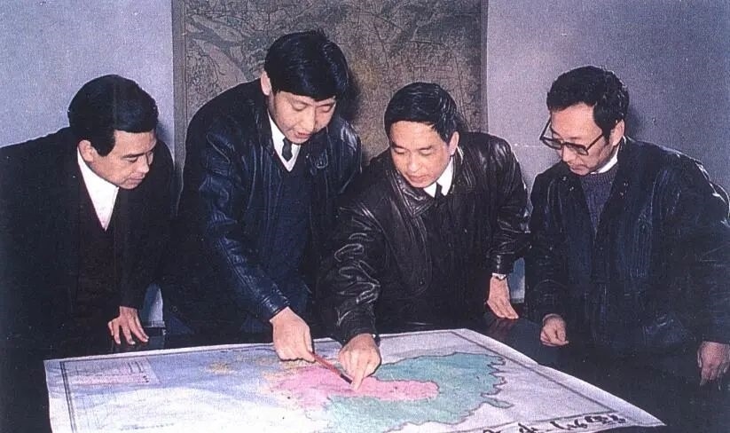 1991年12月，習近平與同事討論福州市戰(zhàn)略規(guī)劃設想。（圖源：《習近平在福州》）