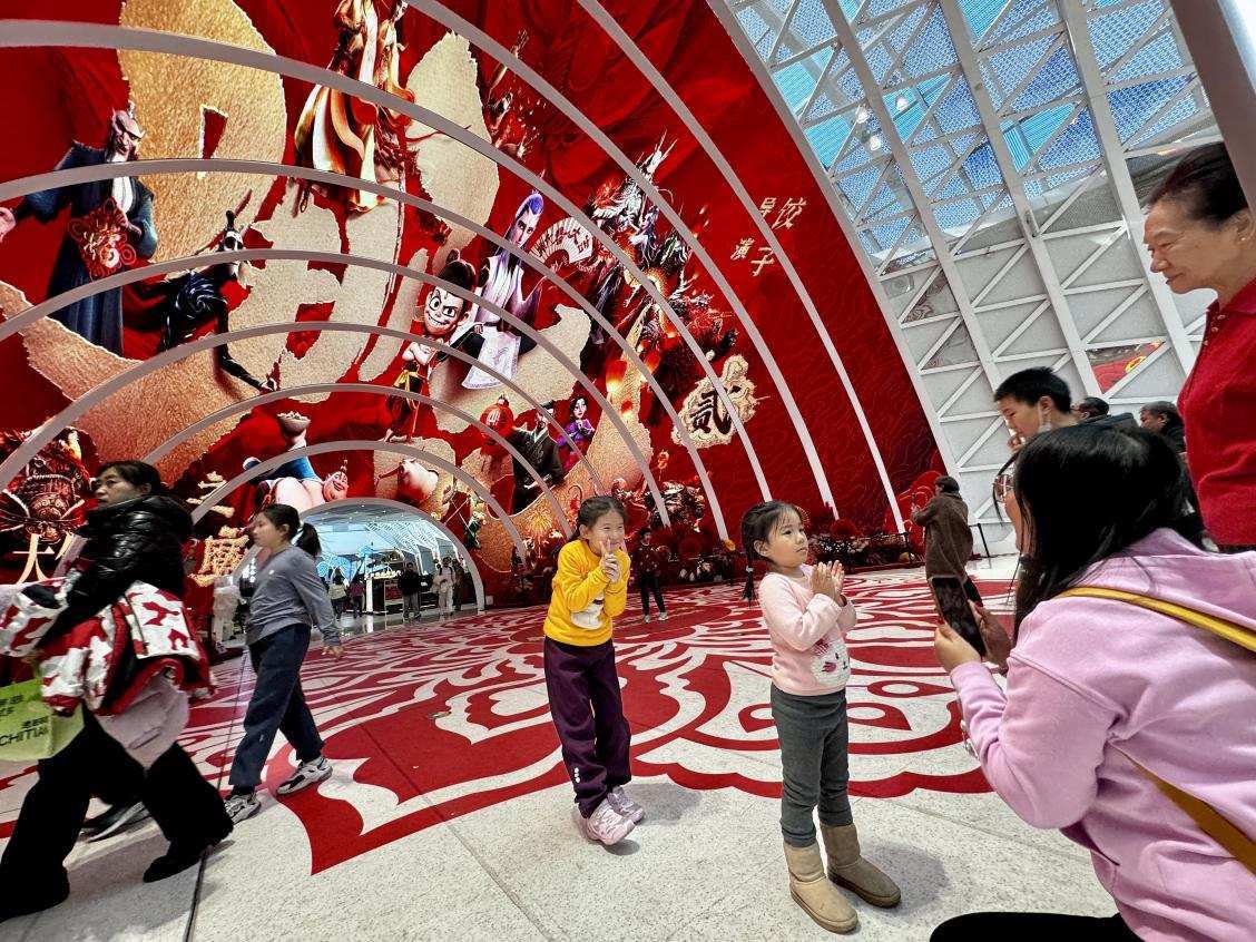 乙巳蛇年春節(jié)期間，影迷在《哪吒之魔童鬧?！肪薹笄芭恼沾蚩?。