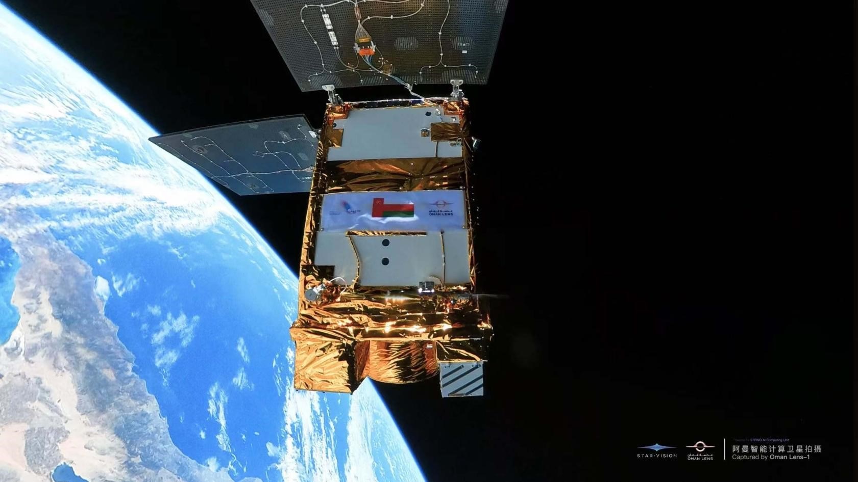 阿曼智能遙感衛(wèi)星一號近日在太空中自拍。阿曼蘭斯航天公司供圖