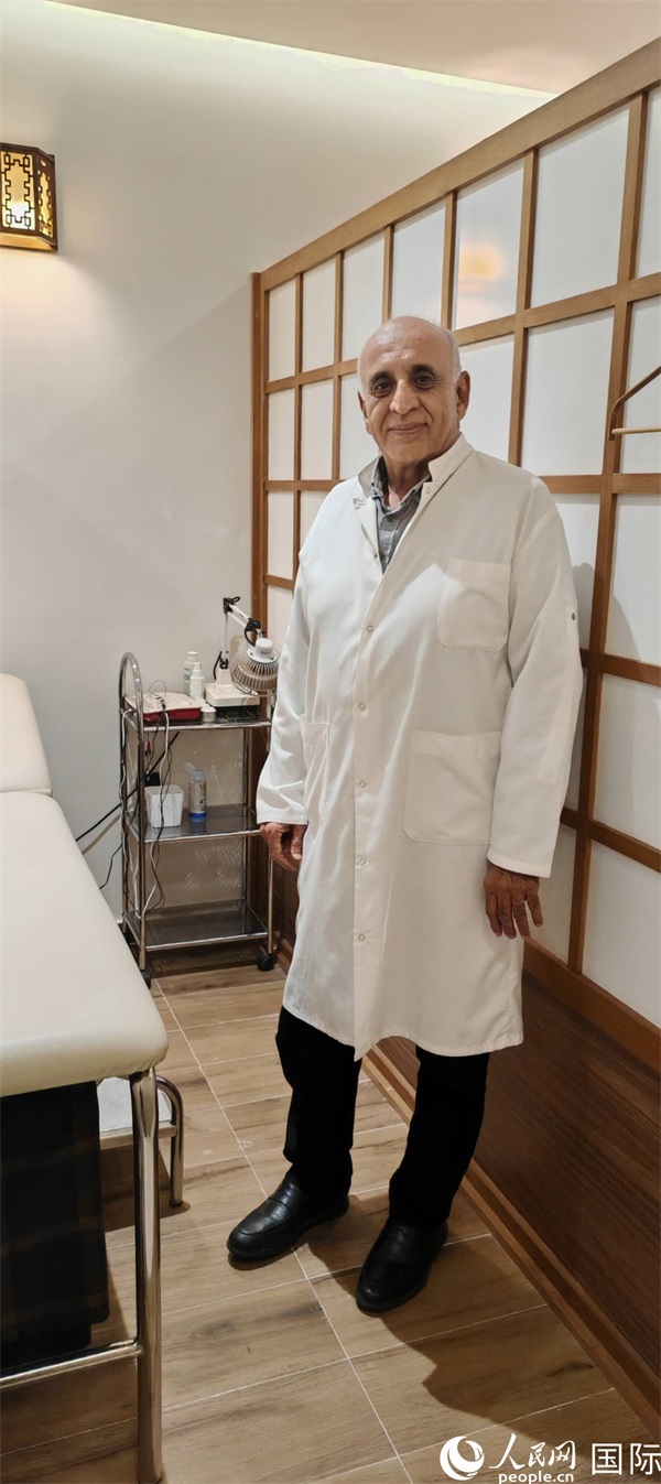 哈利勒在中醫(yī)診所。人民網(wǎng)記者 黃培昭攝