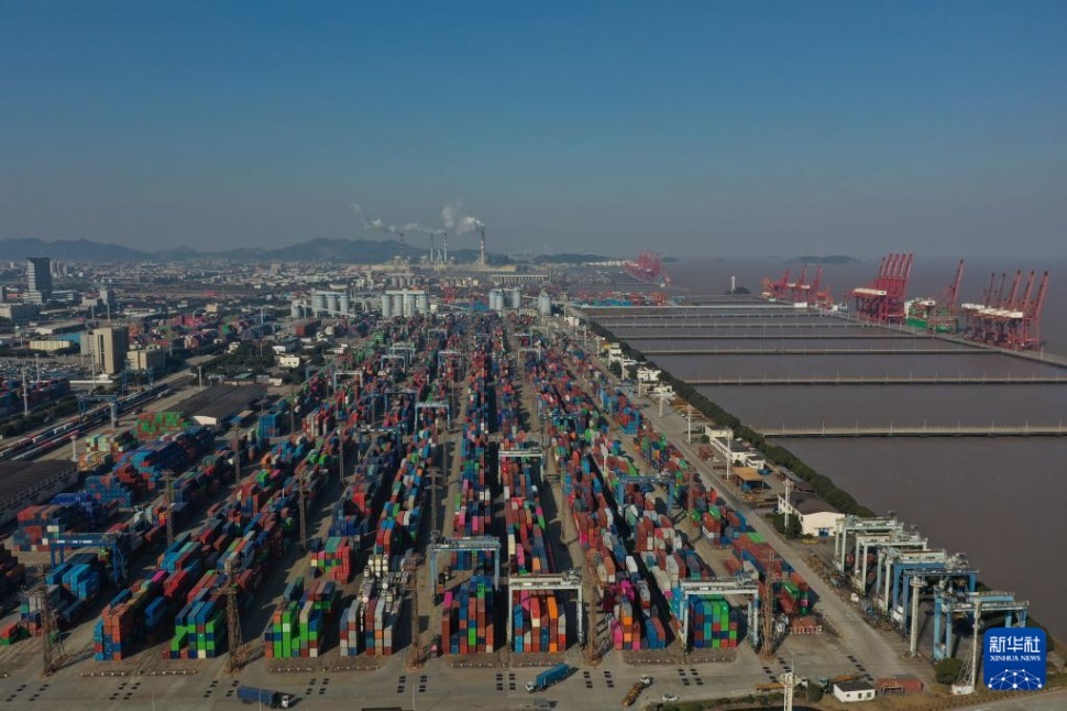  1月24日拍攝的寧波舟山港北侖港區(qū)集裝箱碼頭。 新華社記者 黃宗治 攝