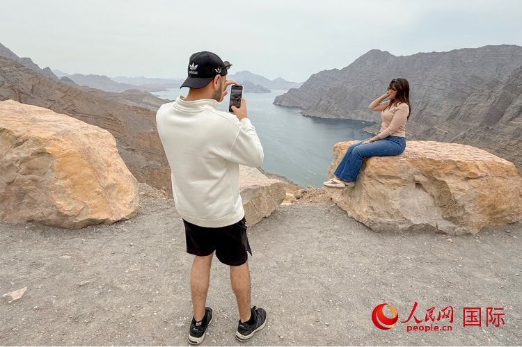 圖為游客參觀阿曼北部穆桑代姆峽灣。人民網(wǎng) 塔里克·易卜拉欣攝