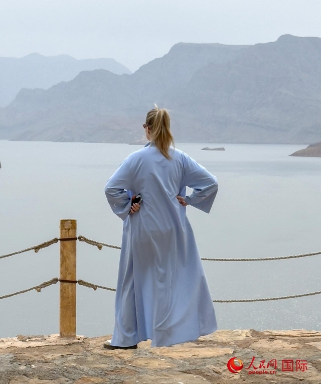 圖為一名游客正在俯瞰阿拉伯灣。人民網(wǎng) 塔里克·易卜拉欣攝