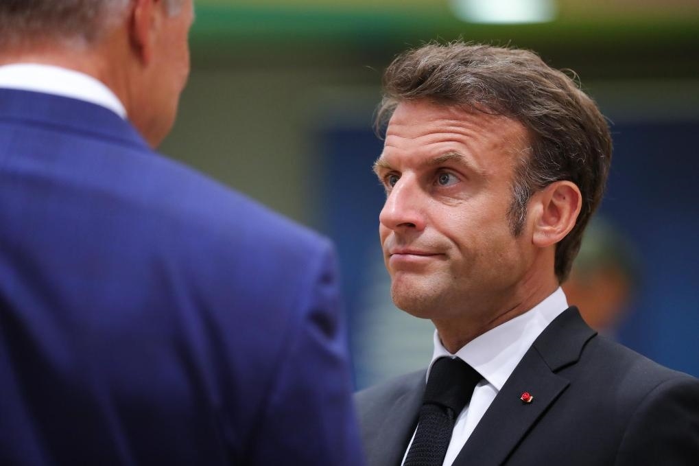 2023年6月29日，在比利時(shí)布魯塞爾，法國總統(tǒng)馬克龍（右）準(zhǔn)備出席歐盟峰會(huì)。新華社記者鄭煥松攝