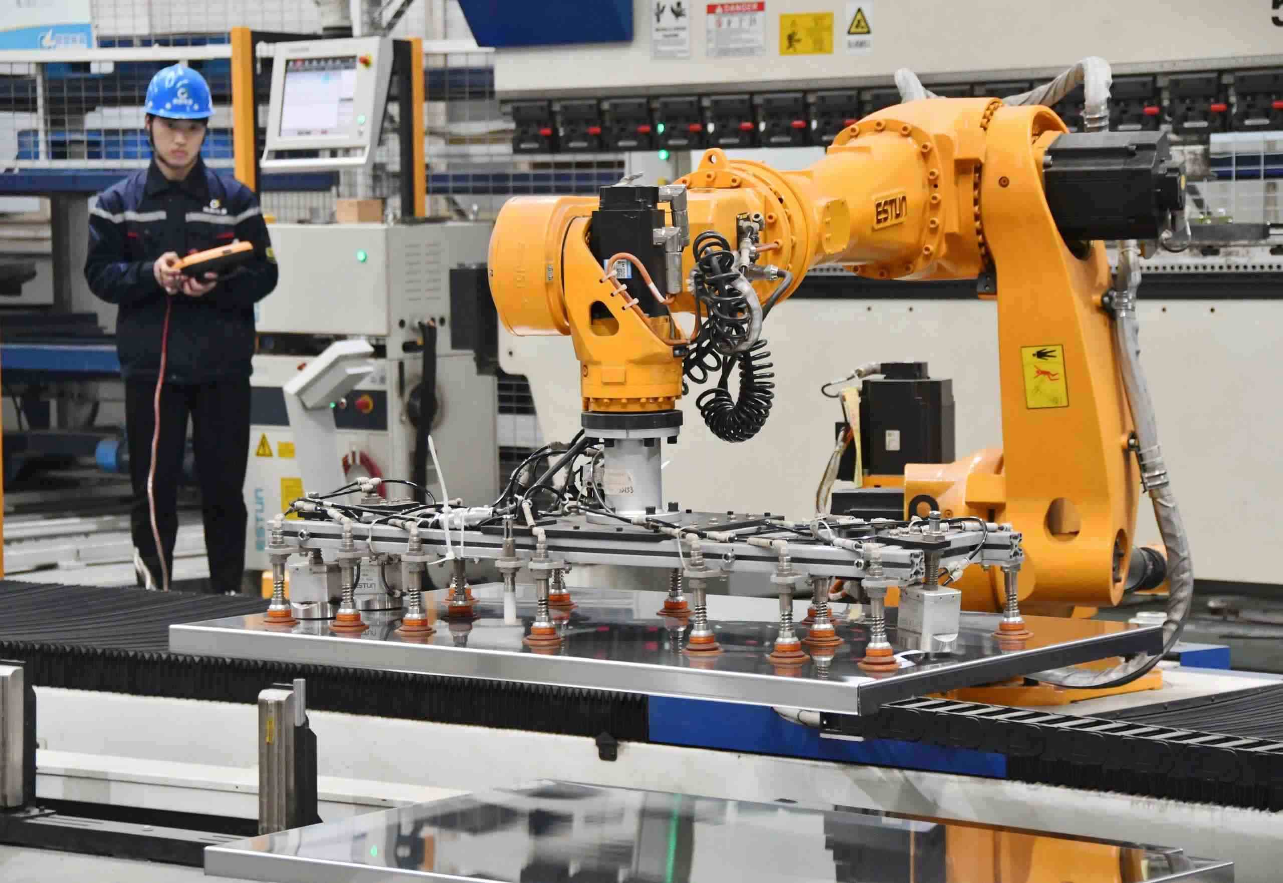 △2025年2月21日，河北邯鄲永年區(qū)工業(yè)園區(qū)的一家企業(yè)，工人正在操控工業(yè)機(jī)器人作業(yè)。