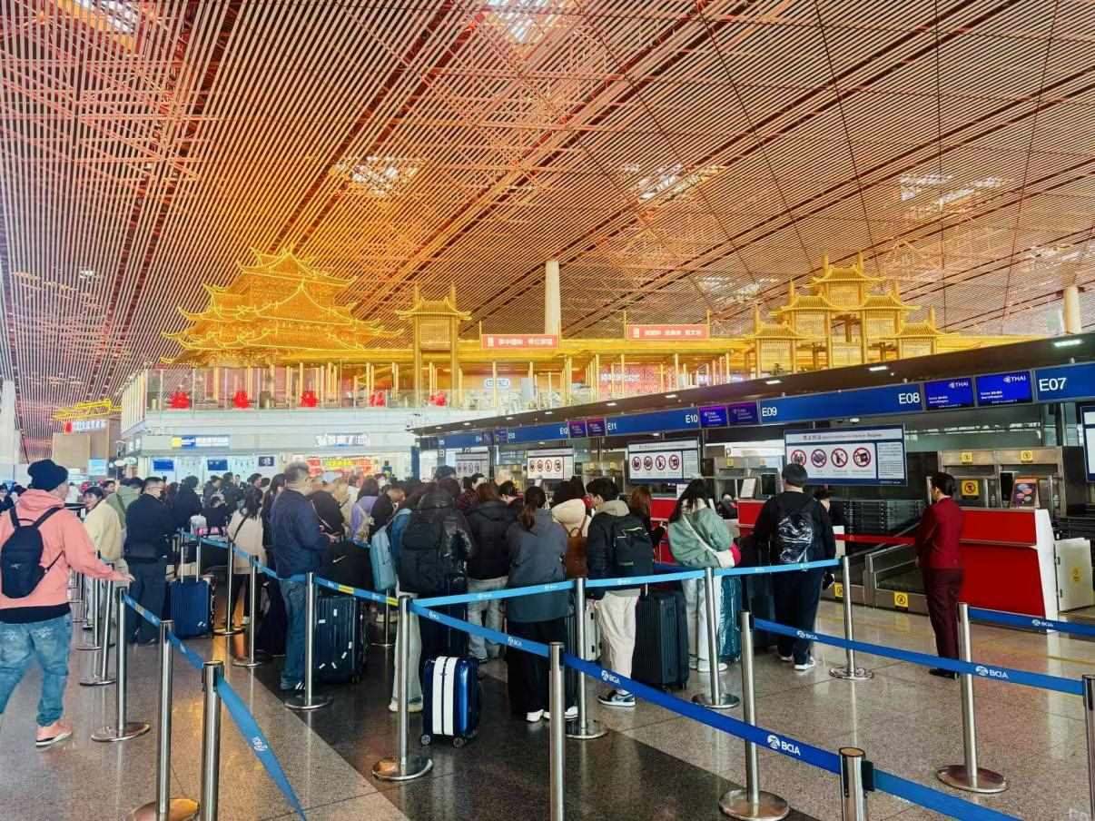 旅客在首都機(jī)場(chǎng)值機(jī)柜臺(tái)辦理乘機(jī)手續(xù)。人民網(wǎng)記者 喬雪峰攝