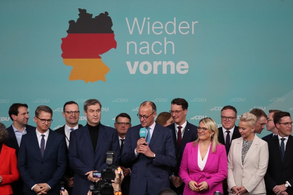 2月23日，在德國柏林的基督教民主聯(lián)盟總部，聯(lián)盟黨總理候選人默茨（中）在出口民調(diào)顯示領(lǐng)先后接受祝賀。新華社記者杜哲宇攝