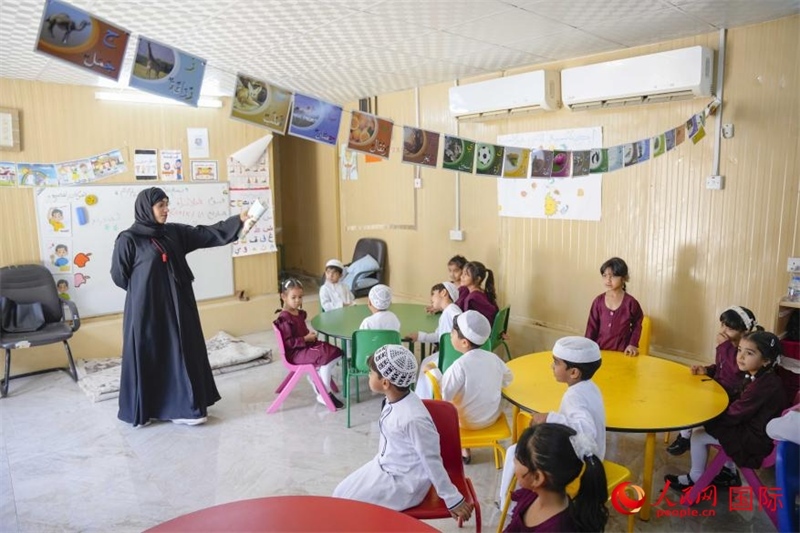 在庫姆扎爾的學(xué)校，老師正在給孩子們上課。人民網(wǎng) 塔里克·易卜拉欣攝