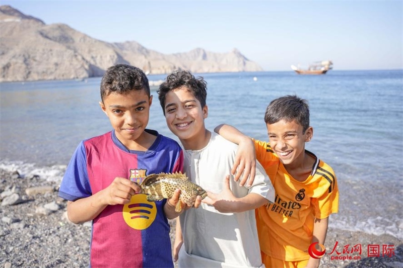 在海邊玩耍的孩子們。人民網(wǎng) 塔里克·易卜拉欣攝