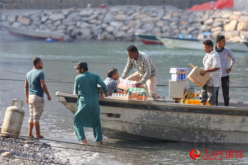 當(dāng)?shù)厝藗冊(cè)谶\(yùn)送生活物資。人民網(wǎng) 塔里克·易卜拉欣攝