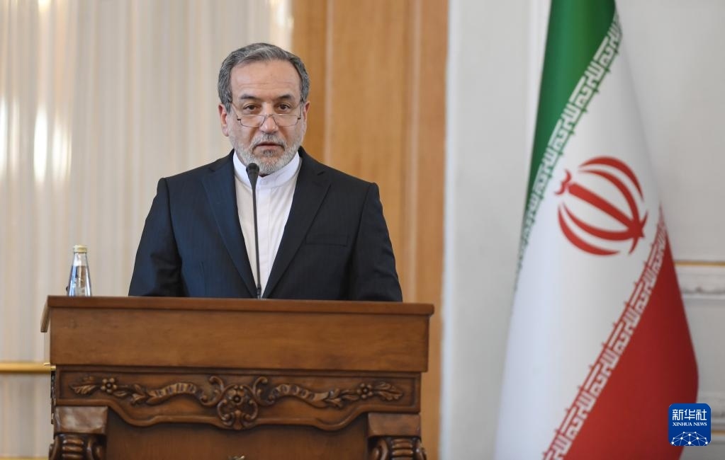 2月25日，在伊朗德黑蘭，伊朗外交部長阿拉格齊出席聯(lián)合新聞發(fā)布會。新華社記者 沙達(dá)提 攝