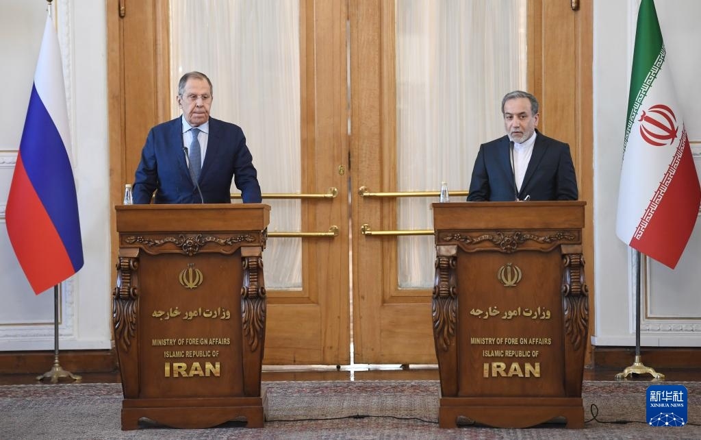 2月25日，在伊朗德黑蘭，伊朗外交部長阿拉格齊（右）與俄羅斯外長拉夫羅夫出席聯(lián)合新聞發(fā)布會。新華社記者 沙達(dá)提 攝