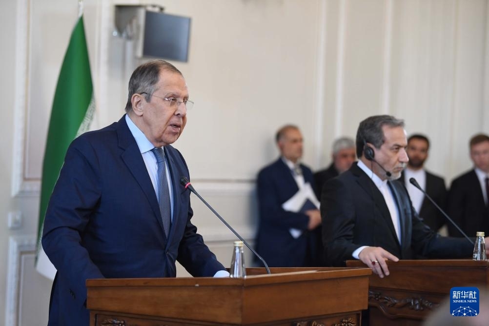 2月25日，在伊朗德黑蘭，俄羅斯外長拉夫羅夫（左）與伊朗外交部長阿拉格齊出席聯(lián)合新聞發(fā)布會。新華社記者 沙達(dá)提 攝