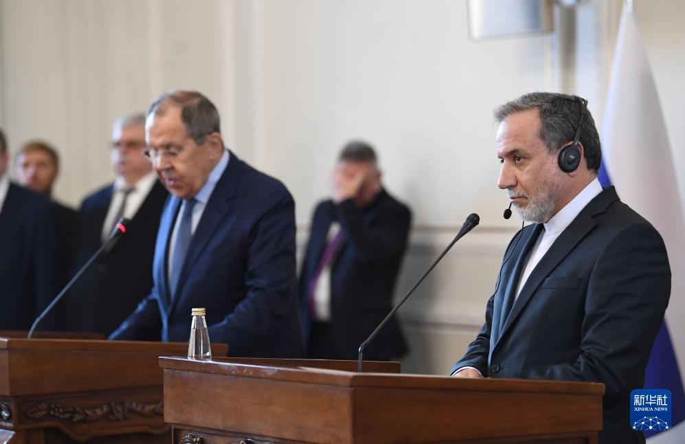 2月25日，在伊朗德黑蘭，伊朗外交部長阿拉格齊（右）與俄羅斯外長拉夫羅夫出席聯(lián)合新聞發(fā)布會。新華社記者 沙達(dá)提 攝