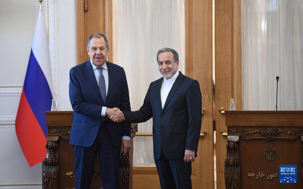 2月25日，在伊朗德黑蘭，伊朗外交部長阿拉格齊（右）與俄羅斯外長拉夫羅夫出席聯(lián)合新聞發(fā)布會。新華社記者 沙達(dá)提 攝