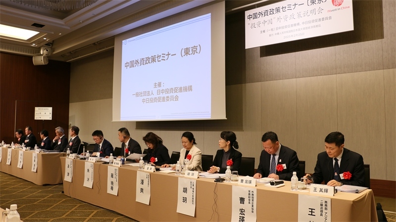 商務(wù)部和工業(yè)和信息化部相關(guān)司局負(fù)責(zé)人進(jìn)行政策說明以及答疑解惑。人民網(wǎng) 許可攝