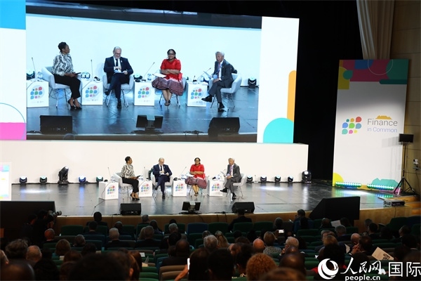 第5屆“共同金融”峰會(huì)在南非開(kāi)普敦國(guó)際會(huì)議中心開(kāi)幕。圖為峰會(huì)開(kāi)幕式現(xiàn)場(chǎng)。人民網(wǎng)記者戴楷然攝