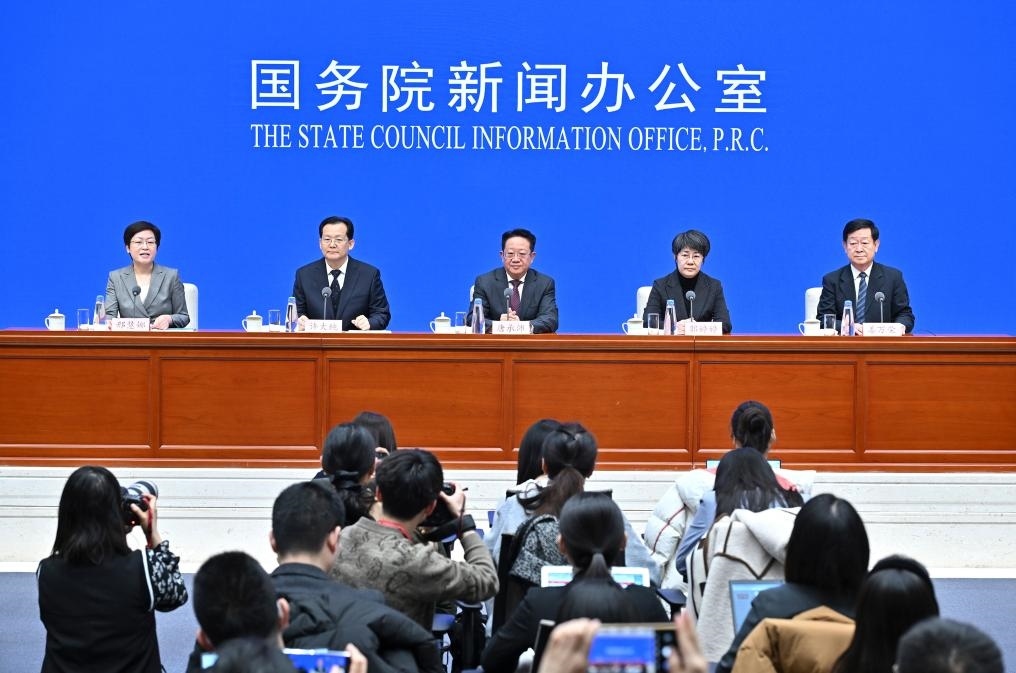 2月28日，國務(wù)院新聞辦公室在北京舉行國務(wù)院政策例行吹風會，民政部副部長唐承沛、財政部副部長郭婷婷、自然資源部副部長許大純、住房城鄉(xiāng)建設(shè)部副部長姜萬榮和國務(wù)院新聞辦公室新聞發(fā)言人介紹2024年國務(wù)院部門辦理全國人大代表建議和全國政協(xié)提案工作有關(guān)情況，并答記者問。新華社記者 李鑫 攝