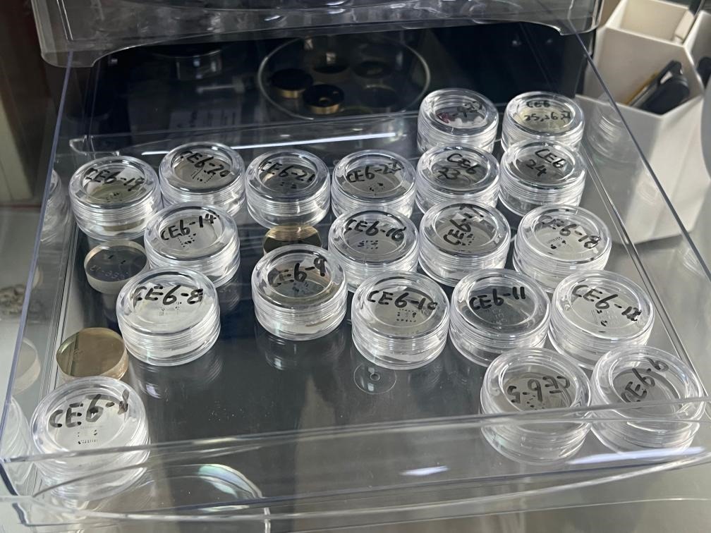 包含嫦娥六號樣品的樹脂靶。新華社記者 溫競?cè)A 攝