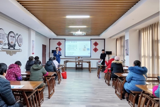 實(shí)踐支隊(duì)隊(duì)員在涇河村進(jìn)行反詐宣講。學(xué)校供圖